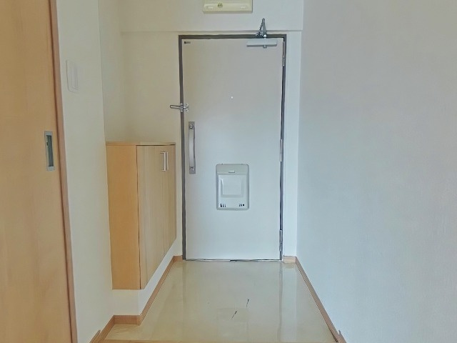 千里南町第一次住宅A3棟の玄関|手前に開くタイプの玄関です。