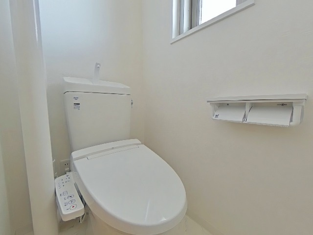 千里南町第一次住宅A3棟のトイレ|温水洗浄便座がついてます