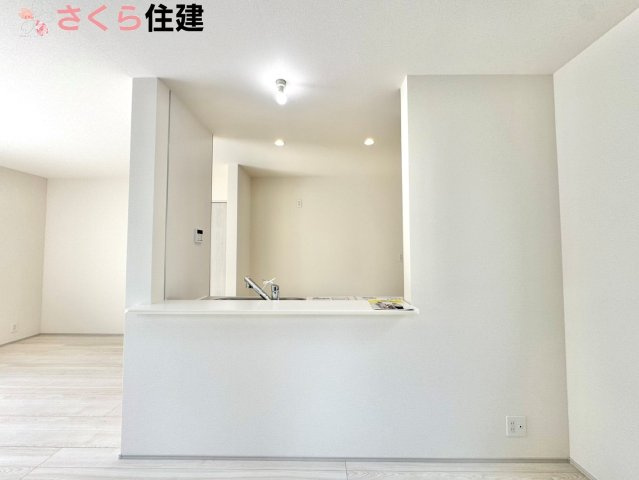 リーブルガーデン　第5小山西城南　２号棟のキッチン|家族の会話が弾み、お料理の間も子どもに目配りが出来る対面式カウンターキッチン♪
