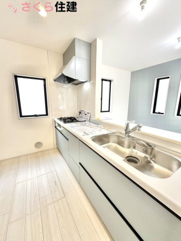 リーブルガーデン　第5小山西城南　２号棟のキッチン|お子様と並んで料理をしても余裕のゆとりのキッチン。お子様と一緒に料理も叶いますよ♪