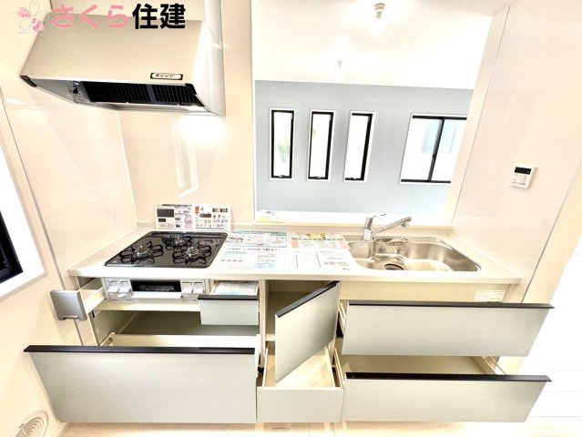 リーブルガーデン　第5小山西城南　２号棟のキッチン|キッチン下収納は奥まで引き出せるので、大きく屈まなくても楽に必要なものがパッと取り出せます！