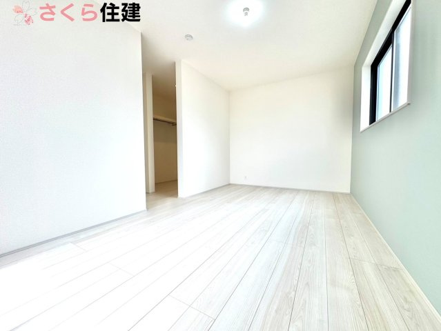 リーブルガーデン　第5小山西城南　２号棟の洋室|各部屋に収納あります！荷物が多い子育て世代や、趣味道具の多い方にもうれしいですね♪