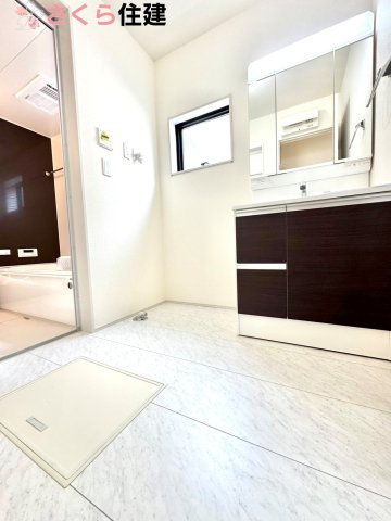 リーブルガーデン　第5小山西城南　２号棟の洗面所|ゆとりある広さの洗面所。両サイド収納の洗面台で、二人ならんで同時の身支度もスムーズです。