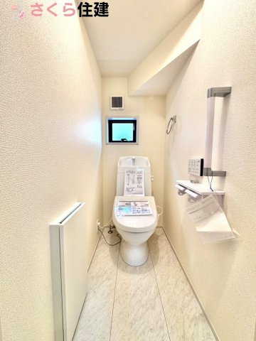 リーブルガーデン　第5小山西城南　２号棟のトイレ|トイレは各階完備。夜、トイレに起きても、2階の寝室から1階のトイレに降りる必要はありません。