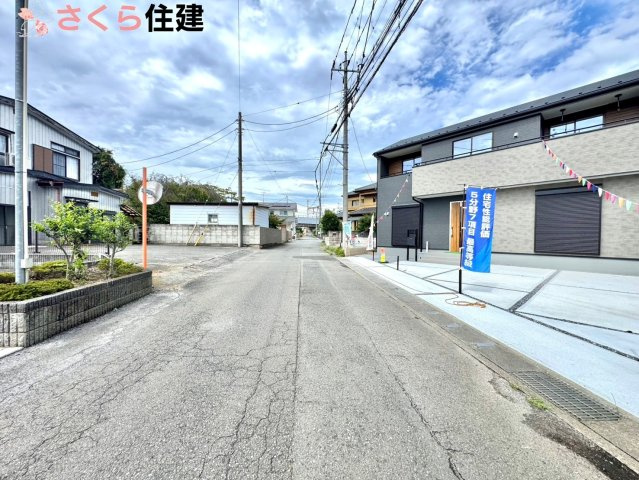 リーブルガーデン　第5小山西城南　２号棟の前面道路含む現地写真|前面道路北東６ｍ　車の通りが少ない為出入りもラクラクです。