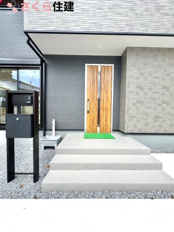 リーブルガーデン　第5小山西城南　２号棟の玄関|夜間でも来訪者の顔を認識できるLEDライトを装備！ＴＶモニター付きインターフォンで安心のセキュリティ