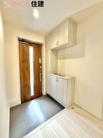 リーブルガーデン　第5小山西城南　２号棟の玄関|玄関がいつも片づく大型シューズボックス。お子様の靴のサイズが大きくなっていっても安心の広々スペース！