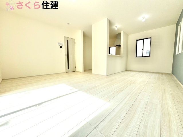 リーブルガーデン　第5小山西城南　２号棟の居間・リビング|広々１５帖LDLは南向きで日当たり良好。ゆったりとした時間の流れる開放的なくつろぎの空間
