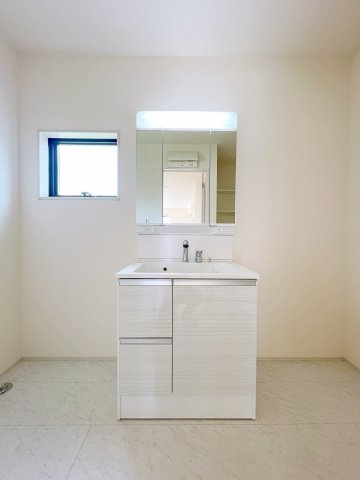 新築戸建・新築建売　行田市城西1丁目　長期優良住宅　忍小・忍中の独立洗面台|三面鏡タイプの独立洗面台で、身だしなみチェックも収納力も◎洗面まわりもすっきり清潔に保てます！