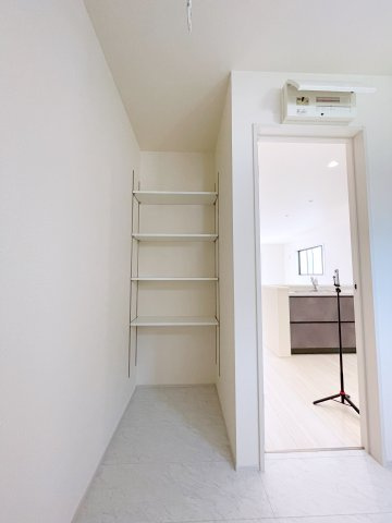 新築戸建・新築建売　行田市城西1丁目　長期優良住宅　忍小・忍中の収納|リネン庫としても便利な収納スペース！可動棚がついているのでタオルや洗濯用品など調節ができ便利です！