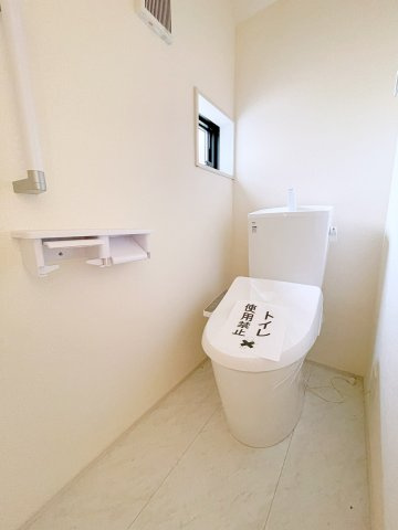 新築戸建・新築建売　行田市城西1丁目　長期優良住宅　忍小・忍中のトイレ|小窓付きで自然光が入る明るくて爽やかなトイレ空間です！