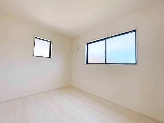 新築戸建・新築建売　行田市城西1丁目　長期優良住宅　忍小・忍中の洋室|ホワイトベースの爽やかな洋室！2面採光で日差しがしっかり入り、朝もすっきり目覚められます♪