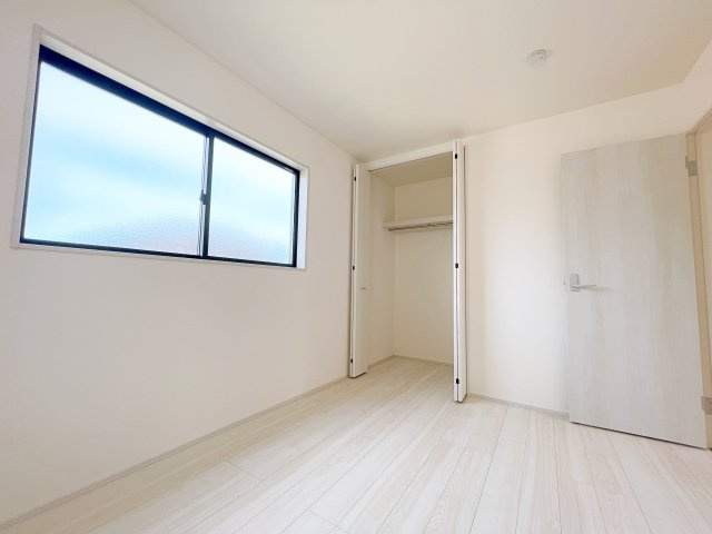 新築戸建・新築建売　行田市城西1丁目　長期優良住宅　忍小・忍中の洋室|2面採光で陽射しがたっぷり差し込む明るい洋室です！