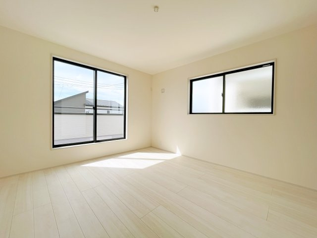 新築戸建・新築建売　行田市城西1丁目　長期優良住宅　忍小・忍中の洋室|2面採光で明るい洋室です！ホワイト基調の爽やか空間からインナーバルコニーにも出られます♪