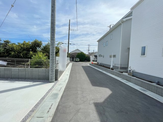 新築戸建・新築建売　行田市城西1丁目　長期優良住宅　忍小・忍中の前面道路含む現地写真|車通りが少なく静かな住宅街に立地♪前面道路も穏やかな雰囲気でゆったりとした暮らしができます♪