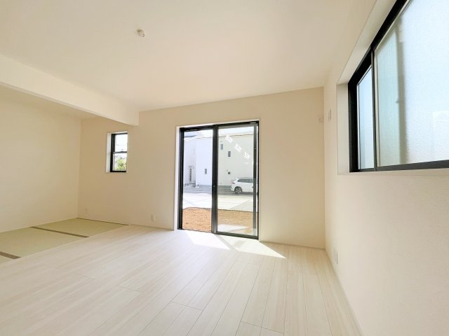 新築戸建・新築建売　行田市城西1丁目　長期優良住宅　忍小・忍中の居間・リビング|ダイニングには大きな窓があり明るい陽射しが差し込む開放的で心地よい空間です！