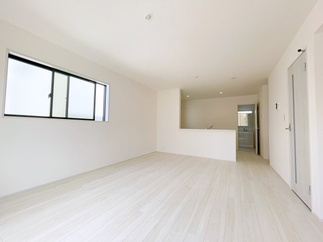新築戸建・新築建売　行田市城西1丁目　長期優良住宅　忍小・忍中の居間・リビング|ホワイトを基調とした明るく開放的なLDKです！