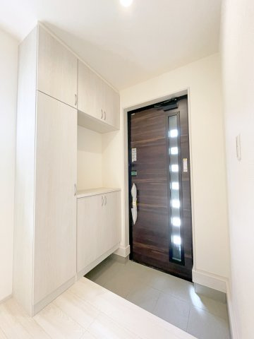 新築戸建・新築建売　行田市城西1丁目　長期優良住宅　忍小・忍中の玄関|ホワイト基調とした玄関で明るく清潔感を感じられます！