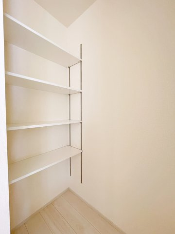 新築戸建・新築建売　行田市城西1丁目　長期優良住宅　忍小・忍中の収納|【パントリー】可動棚付きなので物の大きさによって高さを変えられるので便利！