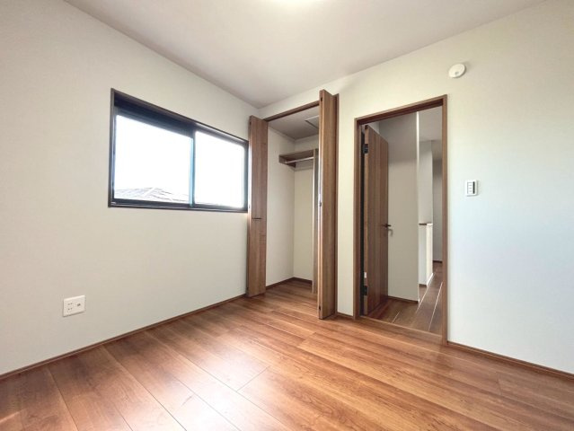 新築戸建　大垣市赤坂町　全1区画分譲の洋室|奥行のあるウォークインクローゼットは収納方法自由自在。家族の成長に合わせた収納が可能です。