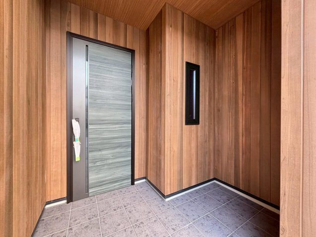 新築戸建　大垣市赤坂町　全1区画分譲の玄関|玄関ドアの取っ手ハンドル部分にセンサーがついており、カード・シールタイプのキーで開け閉めができます