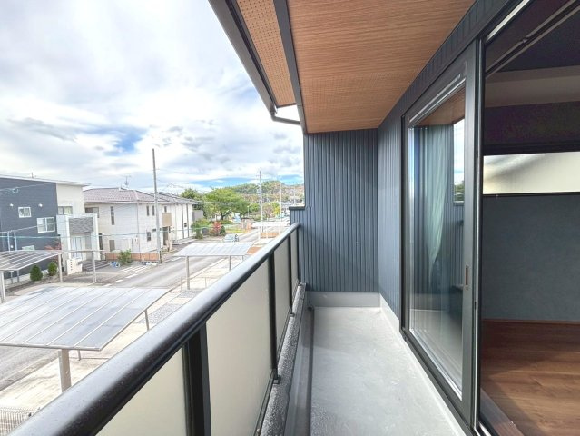新築戸建　大垣市赤坂町　全1区画分譲のバルコニー|バルコニーは南向きで洗濯物もよく乾きます！強度と表面積硬度を持つFPRで防水しています。
