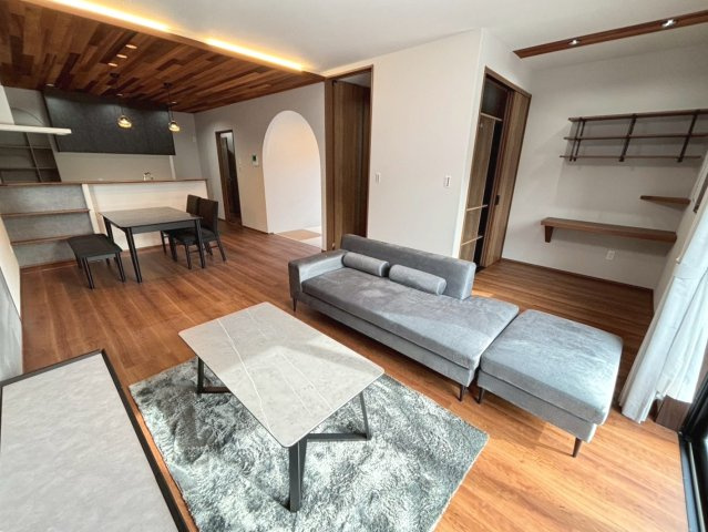 新築戸建　大垣市赤坂町　全1区画分譲の居間・リビング|大きな窓がリビング全体に光と風を運びます。