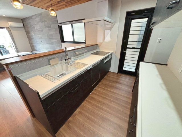 新築戸建　大垣市赤坂町　全1区画分譲のキッチン|機能的なシステムキッチン。収納力に優れた大容量の引出でキッチン回りがスッキリ片付きます。