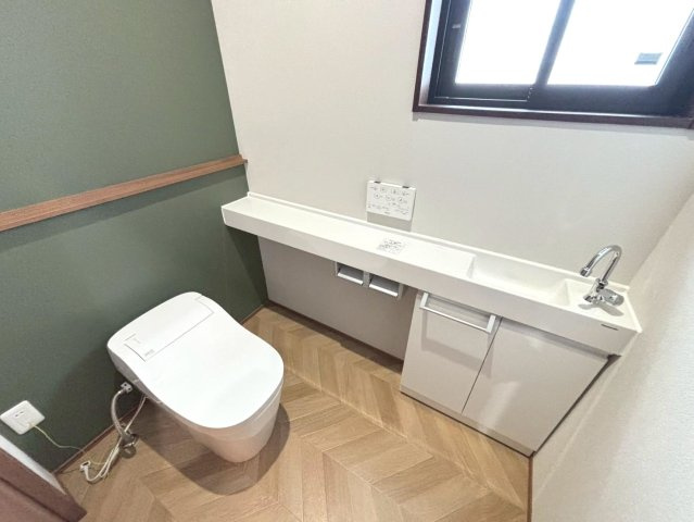 【商談中】新築戸建　大垣市赤坂町　全1区画分譲のトイレ|少ない水で効率的に洗浄するトルネード洗浄とお掃除のしやすさを究めたフチなし形状でお手入れ楽々。