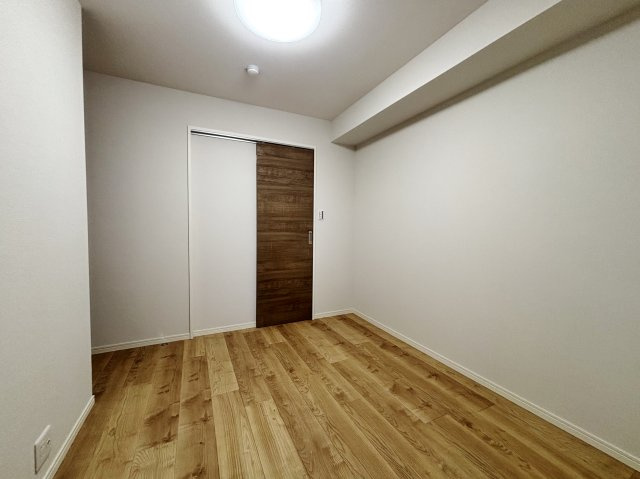 オーベル池袋立教通りの洋室|5帖洋室には大型WICを設置しています