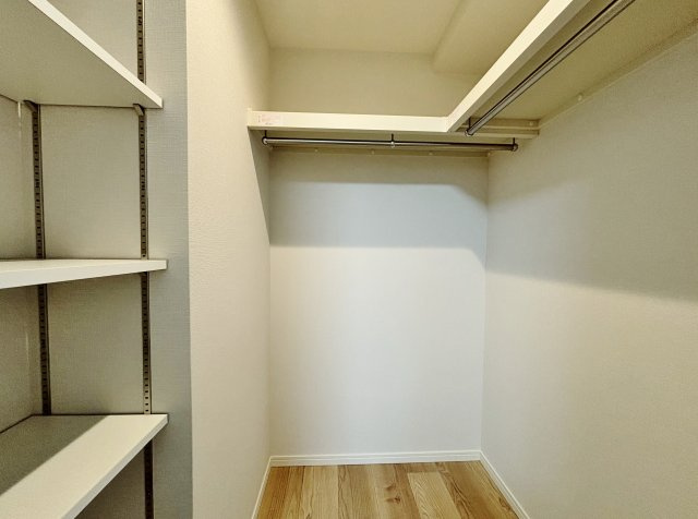 オーベル池袋立教通りの収納|5帖洋室のWIC
可動棚なのでお好みの収納にレイアウトできます