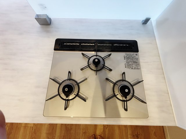 オーベル池袋立教通りのキッチン|手軽にお手入れできるガラストップコンロが標準装備です