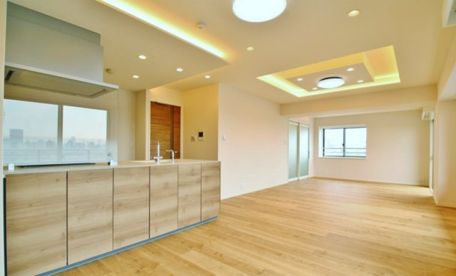 オーベル池袋立教通りの居間・リビング|家の中心でもあるLDKは24.8帖の開放感
折り上げ天井を施し空間に奥行きを演出しています
8階東南角住戸の明るく快適なお部屋です