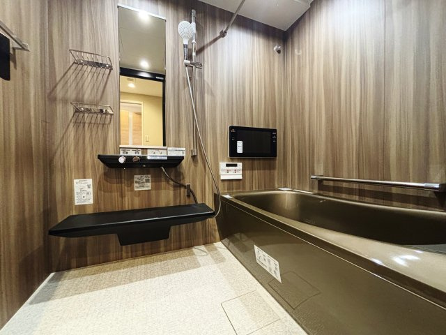 オーベル池袋立教通りの浴室|浴室も新規交換済みなので快適です
木目調が美しい浴室
浴室テレビ、浴室換気乾燥機が標準装備です
1418サイズの大きなユニットバスなので足を伸ばしてゆっくりバスタイムを楽しめます