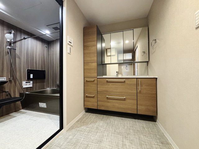 オーベル池袋立教通りの独立洗面台|洗面台も新規交換につき快適です
使いやすい三面鏡の洗面台
サイドキャビネットつきなのでリネンや着替えなどの収納に便利です