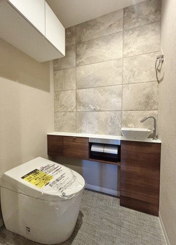 オーベル池袋立教通りのトイレ|トイレも新規交換につき快適です
スタイリッシュなタンクレストイレ+手洗いカウンターつき
備品の収納に便利な吊戸棚を設置しています