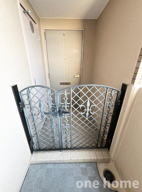 アンビエント野中の玄関|◆玄関は専用ポーチ付きでプライバシーが守られます♪