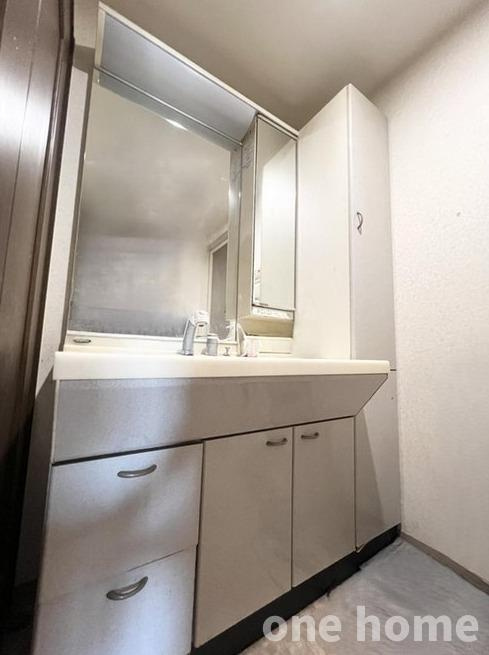 アンビエント野中の独立洗面台|◆洗面化粧台です！大きな鏡で身支度がし易そうですね！
◆収納が豊富でタオルなど収納でき大活躍です！