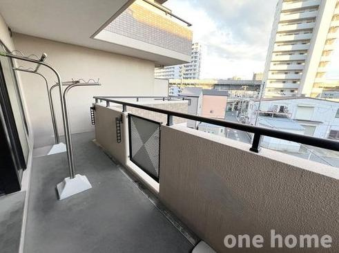 アンビエント野中のバルコニー|◆南側バルコニーです！広々でプランターでガーデニングを楽しめそうですね♪