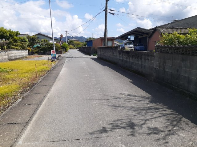 宇城市小川町南新田の売地の前面道路含む現地写真|南側公道