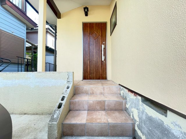 八街市中古戸建ての玄関