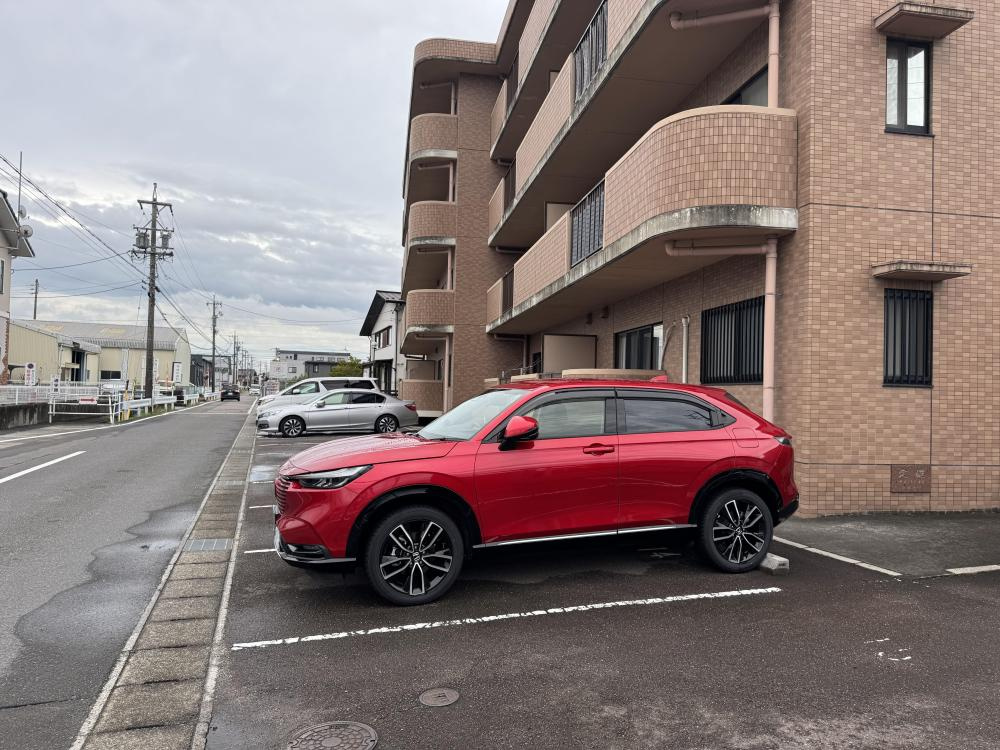 エミュールアサイの駐車場