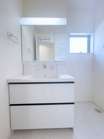 新築戸建・新築建売　行田市城西1丁目　長期優良住宅　忍小・忍中の独立洗面台|三面鏡タイプの独立洗面台で、身だしなみチェックも収納力も◎洗面まわりもすっきり清潔に保てます！