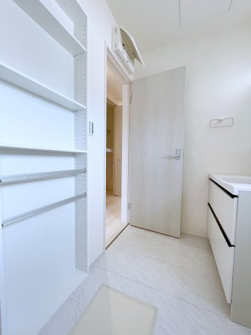 新築戸建・新築建売　行田市城西1丁目　長期優良住宅　忍小・忍中の収納|洗面脱衣室に便利なニッチ収納付きで、日用品をすっきり片付けられまます！