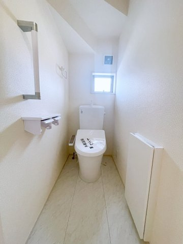 新築戸建・新築建売　行田市城西1丁目　長期優良住宅　忍小・忍中のトイレ|小窓付きで自然光が入る明るくて爽やかなトイレ空間です！