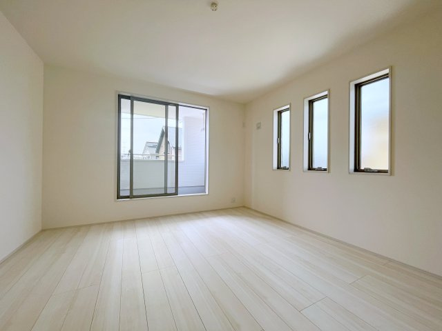 新築戸建・新築建売　行田市城西1丁目　長期優良住宅　忍小・忍中の洋室|ホワイトベースの爽やかな洋室！2面採光で日差しがしっかり入り、朝もすっきり目覚められます♪