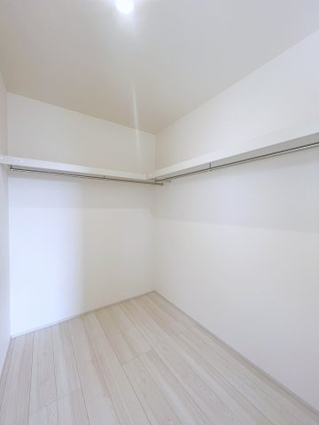新築戸建・新築建売　行田市城西1丁目　長期優良住宅　忍小・忍中の収納|大容量の収納！ハンガーパイプもついているので干した洗濯物をそのままかけることができる！