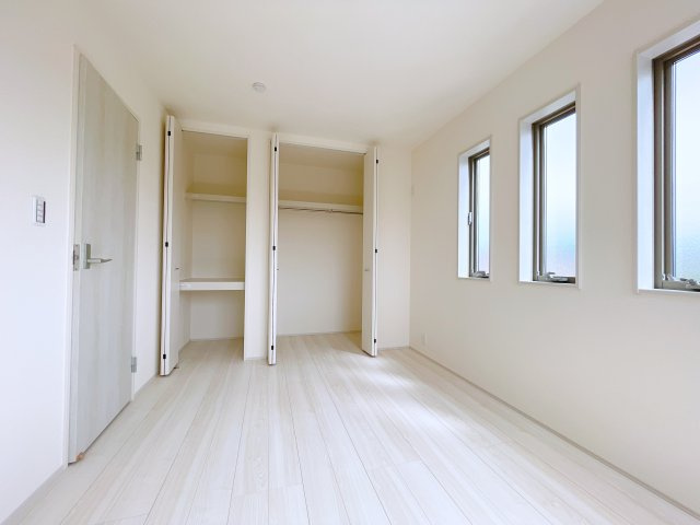 新築戸建・新築建売　行田市城西1丁目　長期優良住宅　忍小・忍中の洋室|ホワイトベースの爽やかな洋室！2面採光で日差しがしっかり入り、朝もすっきり目覚められます♪