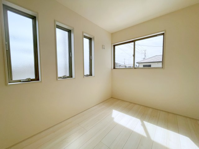 新築戸建・新築建売　行田市城西1丁目　長期優良住宅　忍小・忍中の洋室|2面採光で陽射しがたっぷり差し込む明るい洋室です！