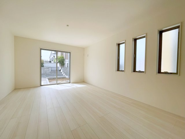 新築戸建・新築建売　行田市城西1丁目　長期優良住宅　忍小・忍中の居間・リビング|ダイニングには大きな窓があり明るい陽射しが差し込む開放的で心地よい空間です！